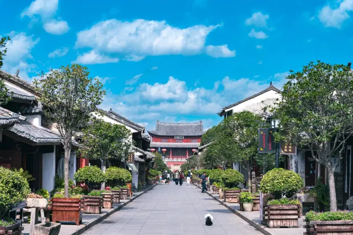 阳光明媚的古城