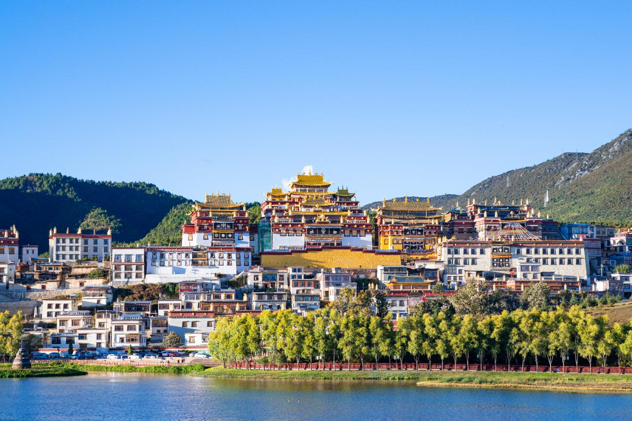 2026香格里拉旅游总攻略：行程路线、景点、海拔与高原适应全解析