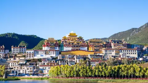 云南松赞林寺文化入门：金顶、唐卡、转经筒与藏传佛教象征全解析 (28)