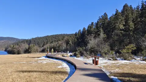 云南普拉措属都湖游览指南：高原明珠、三条徒步路线与清晨秘境解析 (29)