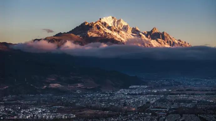 玉龙雪山壮丽的全貌
