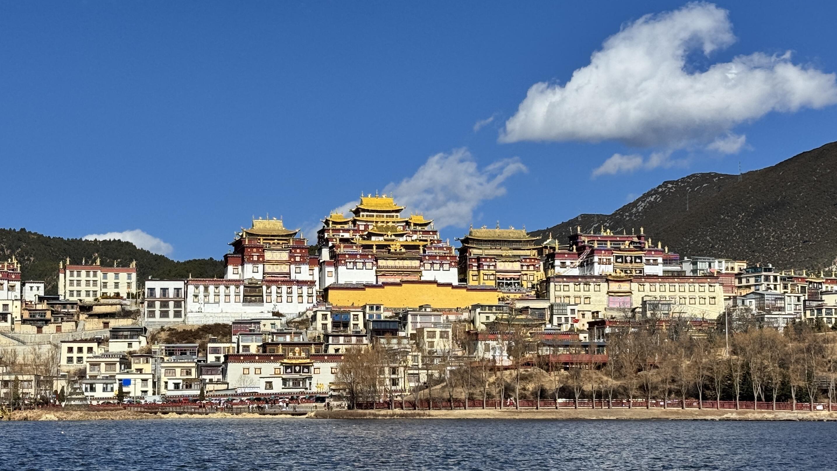 云南拉姆央措湖摄影指南：松赞林寺倒影、最佳拍摄机位与四季光线攻略