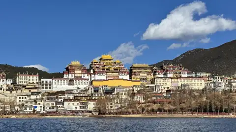 云南拉姆央措湖摄影指南：松赞林寺倒影、最佳拍摄机位与四季光线攻略 (27)