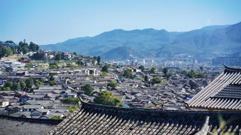 丽江旅游住宿终极指南：酒店与民宿选址红黑榜，避开石板路陷阱！