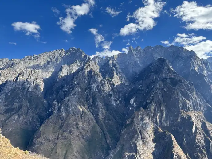 奇险雄壮虎跳峡