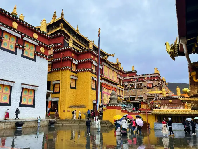雨后松赞林寺