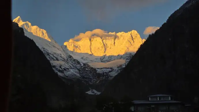 日照金山