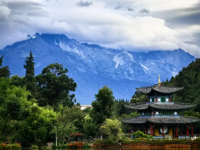 雪山下丽江