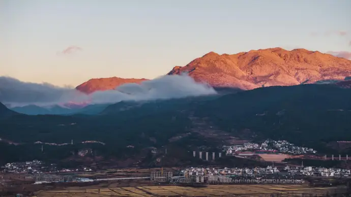 玉龙雪山云雾缭绕