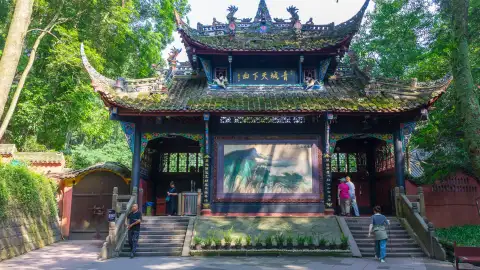 都江堰+青城山旅游详细攻略：成都到都江堰交通详解，必看景点与美食全解析指南