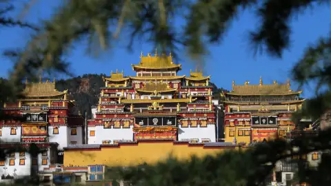 2026云南松赞林寺清晨体验攻略：煨桑烟雾、晨经声与最佳游览时间 (25)