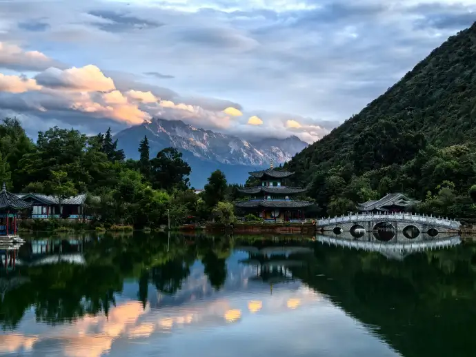 丽江日照金山