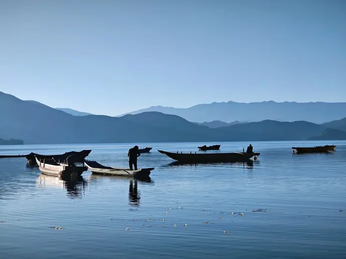 泸沽湖猪槽船
