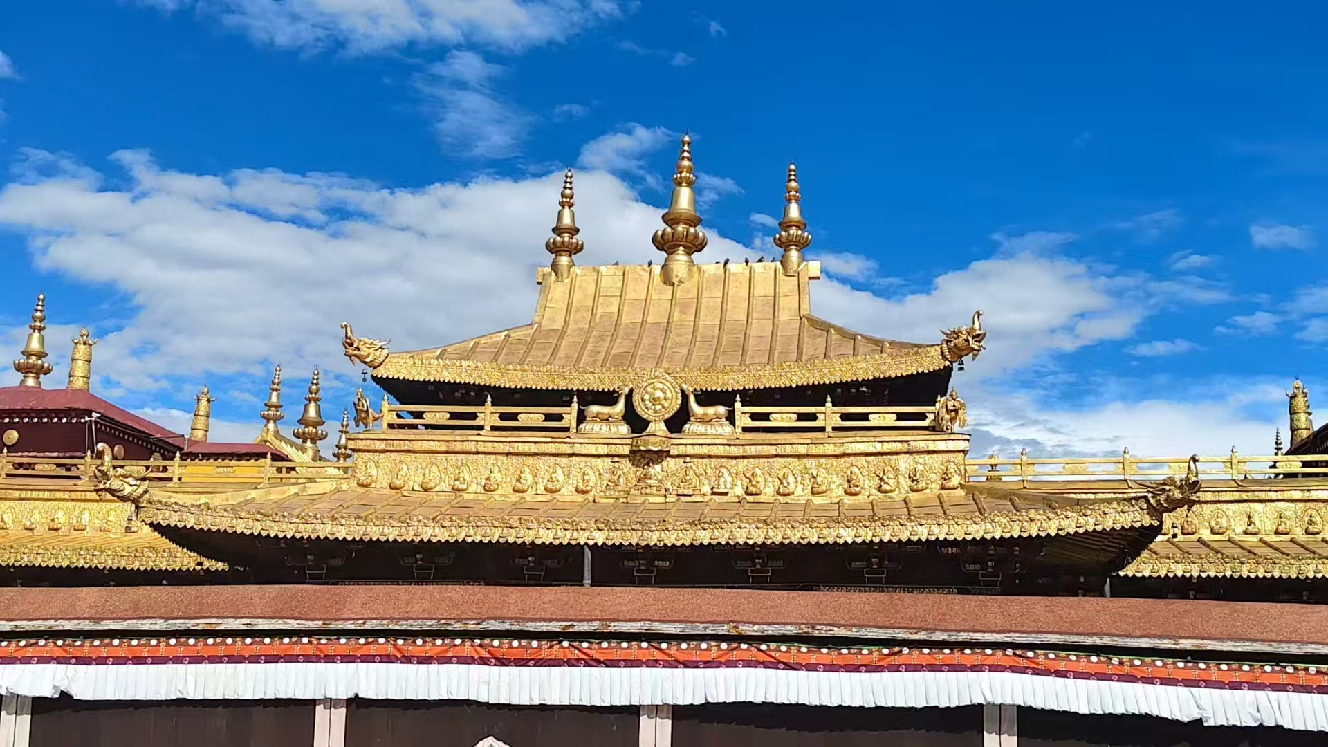 金顶是拉萨风景俯瞰视角之一：大昭寺金顶与藏经楼，在上面游览怎么找方向？
