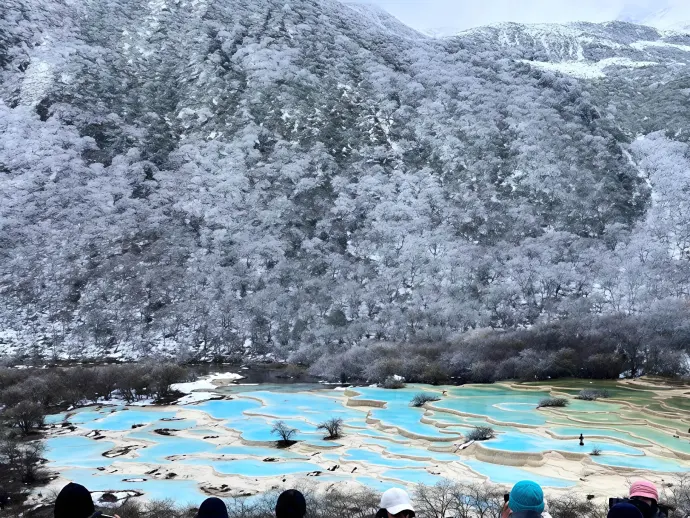 雪景下的黄龙五彩池