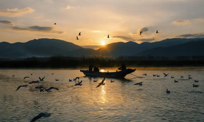 惬意的晚霞泸沽湖