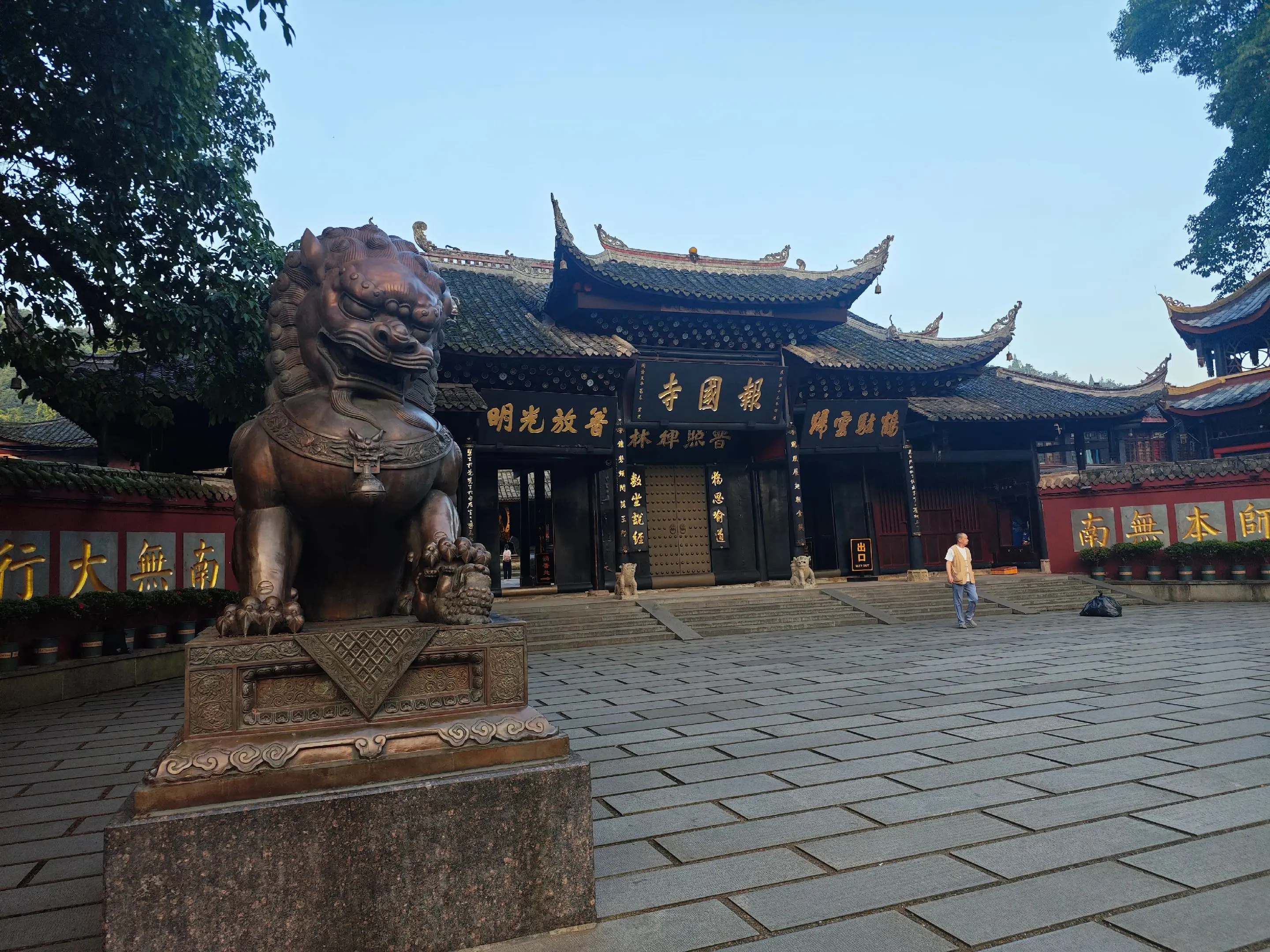 峨眉山乐山旅游避坑指南：防范藏酋猴、应对金顶极寒与九曲栈道排队全攻略