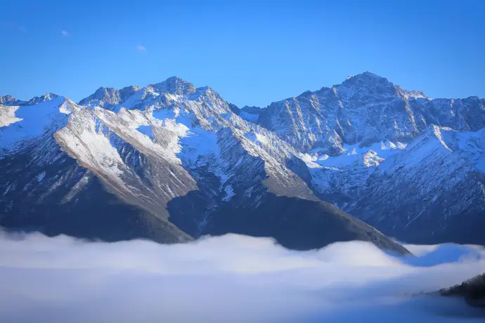 云雾中的四姑娘山