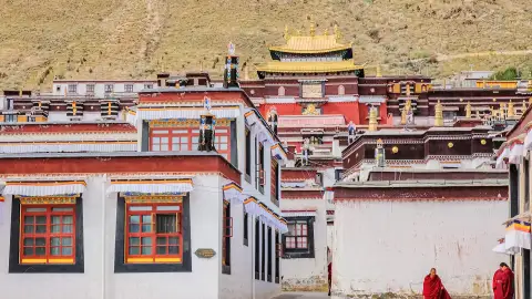 西藏日喀则旅游指南：珠峰大本营、扎什伦布寺、羊卓雍错、卡若拉冰川核心景点解析攻略