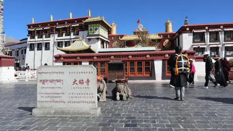 大昭寺游览朝圣者宏大；解析清晨旅游指南以及注意的礼仪与规则
