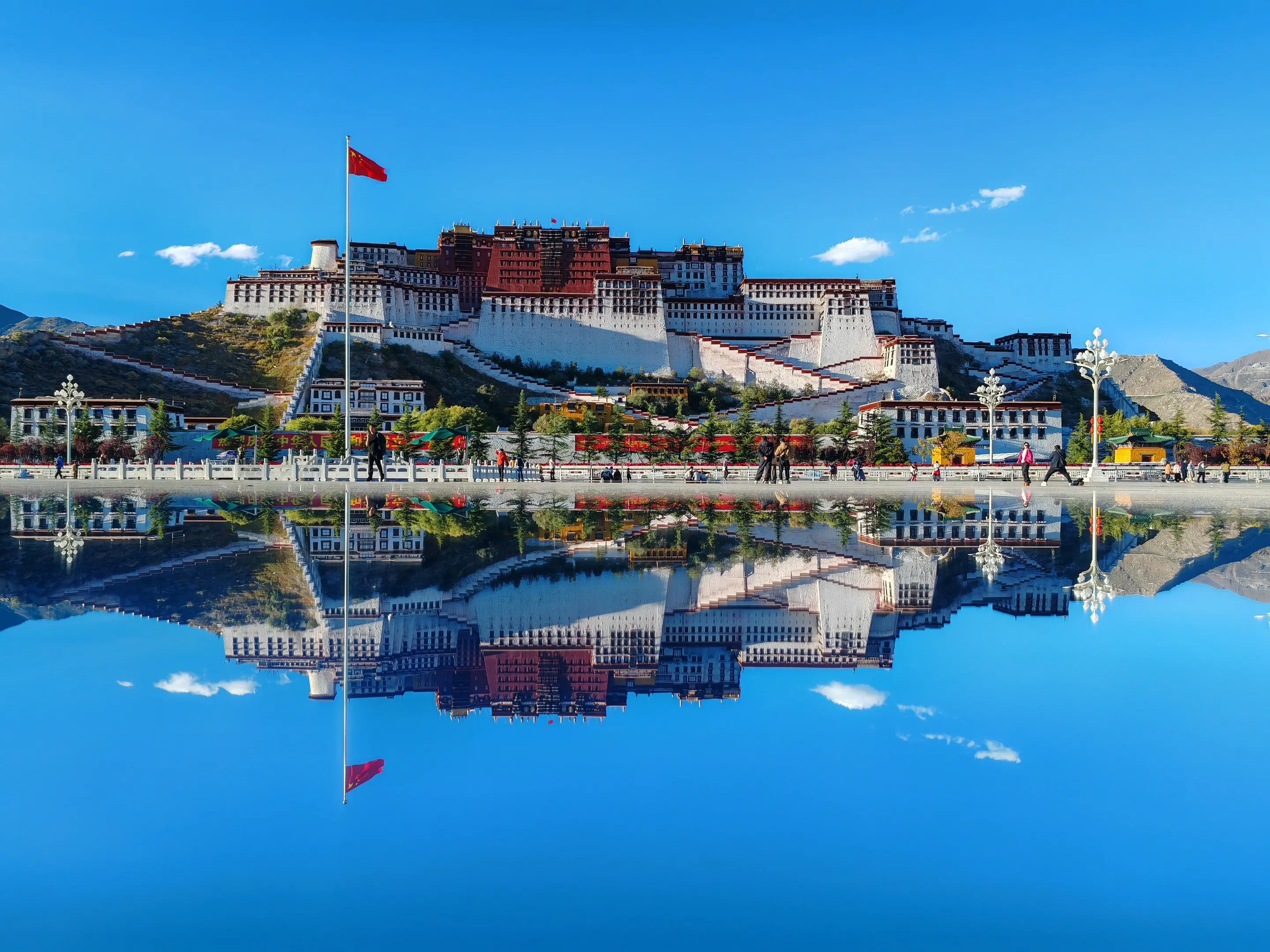 西藏旅游必去景点攻略：拉萨、林芝、珠峰、圣湖等知名景区详细旅行指南