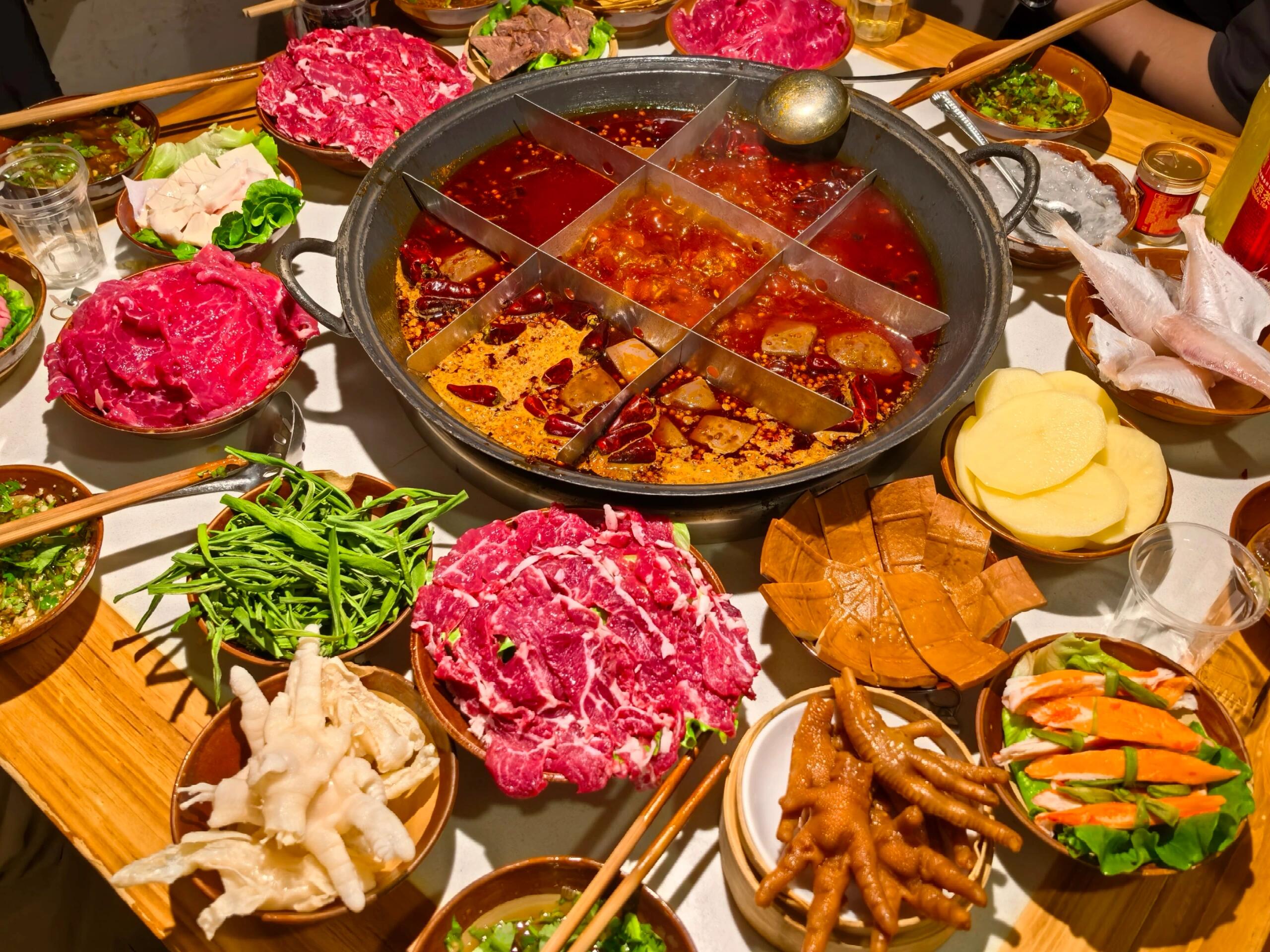 2026四川美食指南：第一次去成都吃什么？火锅点单、串串小吃与不同地区的特色美食