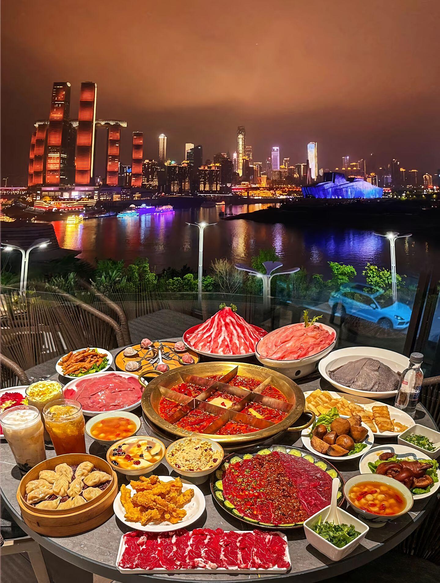 2026第一次来重庆旅游怎么吃？火锅、江湖菜与小面的必吃推荐指南与避坑秘籍！