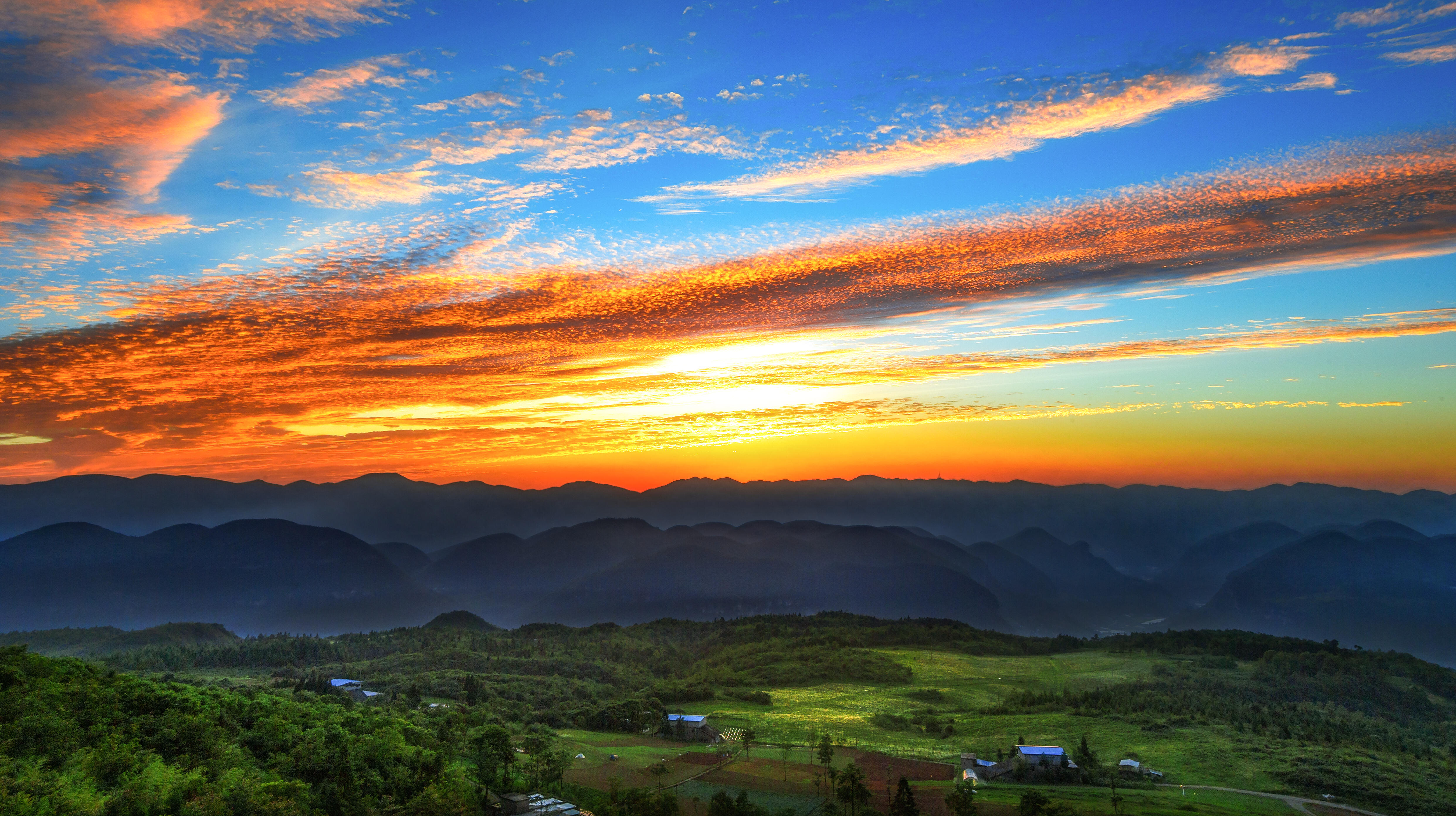 武隆摄影攻略：捕捉喀斯特的晨昏光影，天坑、地缝、草原最佳机位与时间全解析