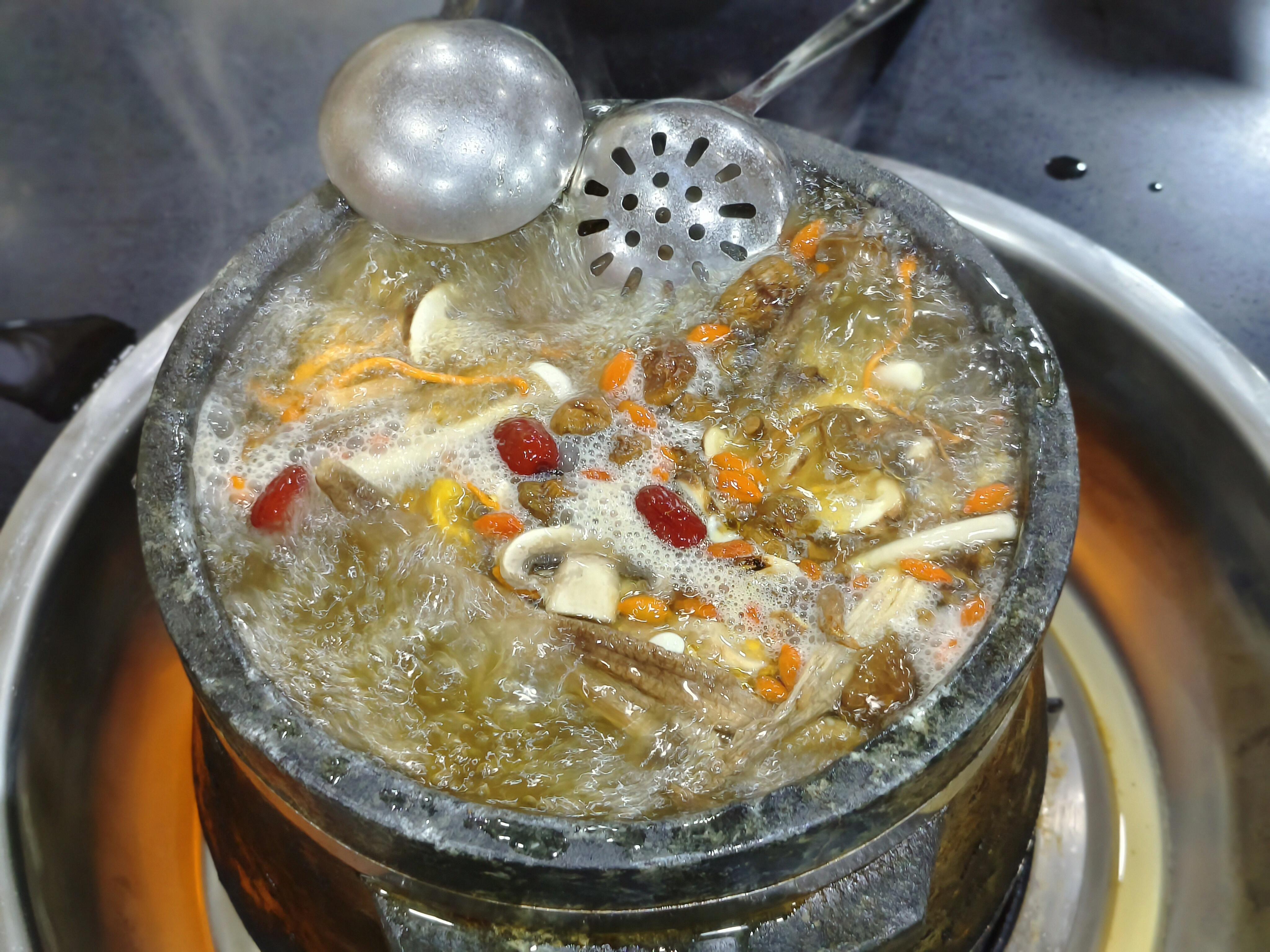 鲁朗石锅鸡详细攻略：吃什么食材、怎么选正宗石锅、该选哪家正宗？