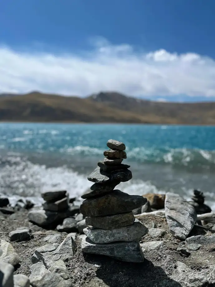 羊湖边的玛尼堆