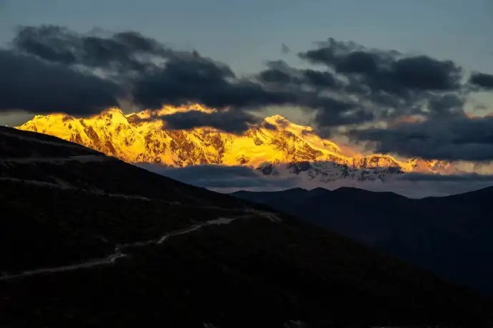 南迦巴瓦峰云雾