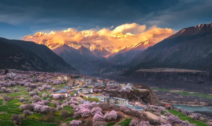 南迦巴瓦日照金山