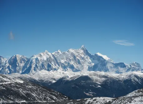 南迦巴瓦峰旅游攻略：最佳观景点、日照金山时间与摄影建议      