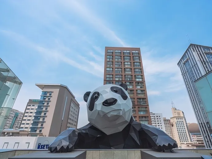 成都IFS爬墙熊猫