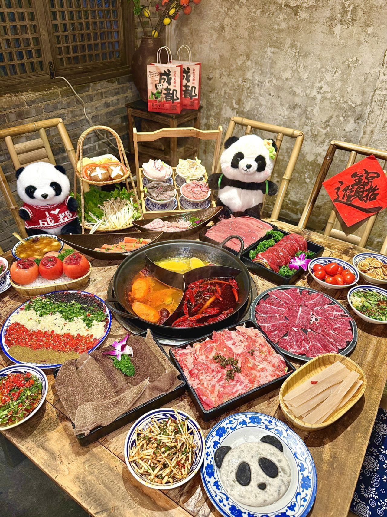2026成都美食攻略：第一次去成都吃什么？读懂春熙路、玉林等街区气质比找店名更重要