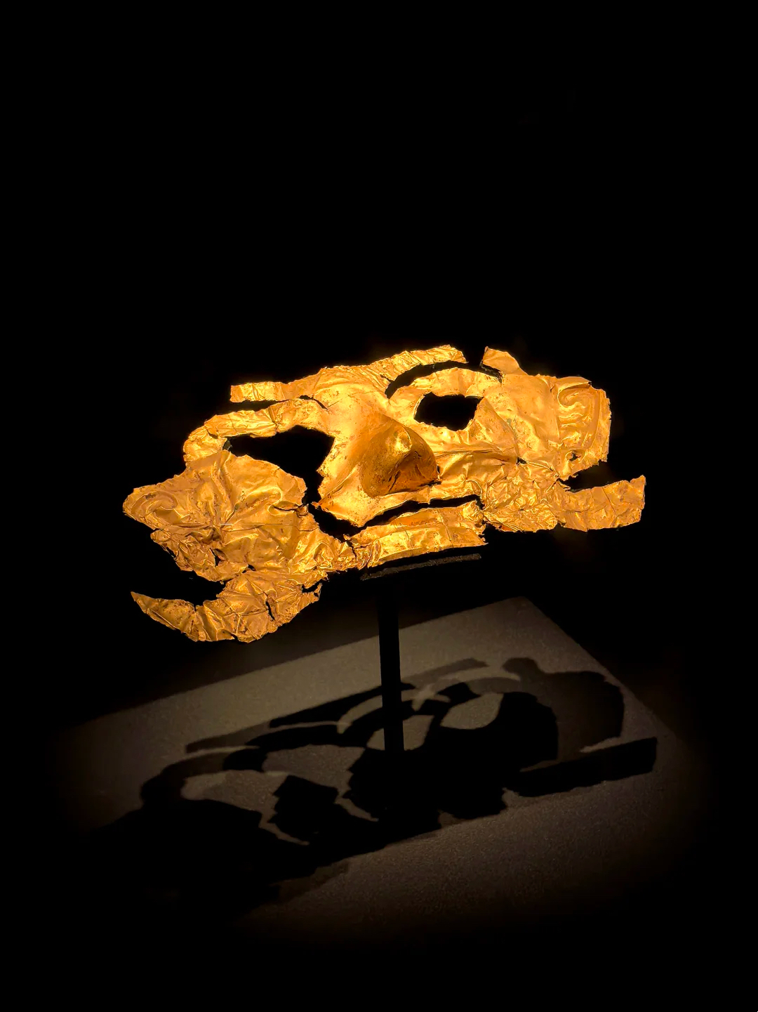 三星堆博物馆五大文物详细解析：青铜大立人、黄金面具与神树三件必看文物介绍