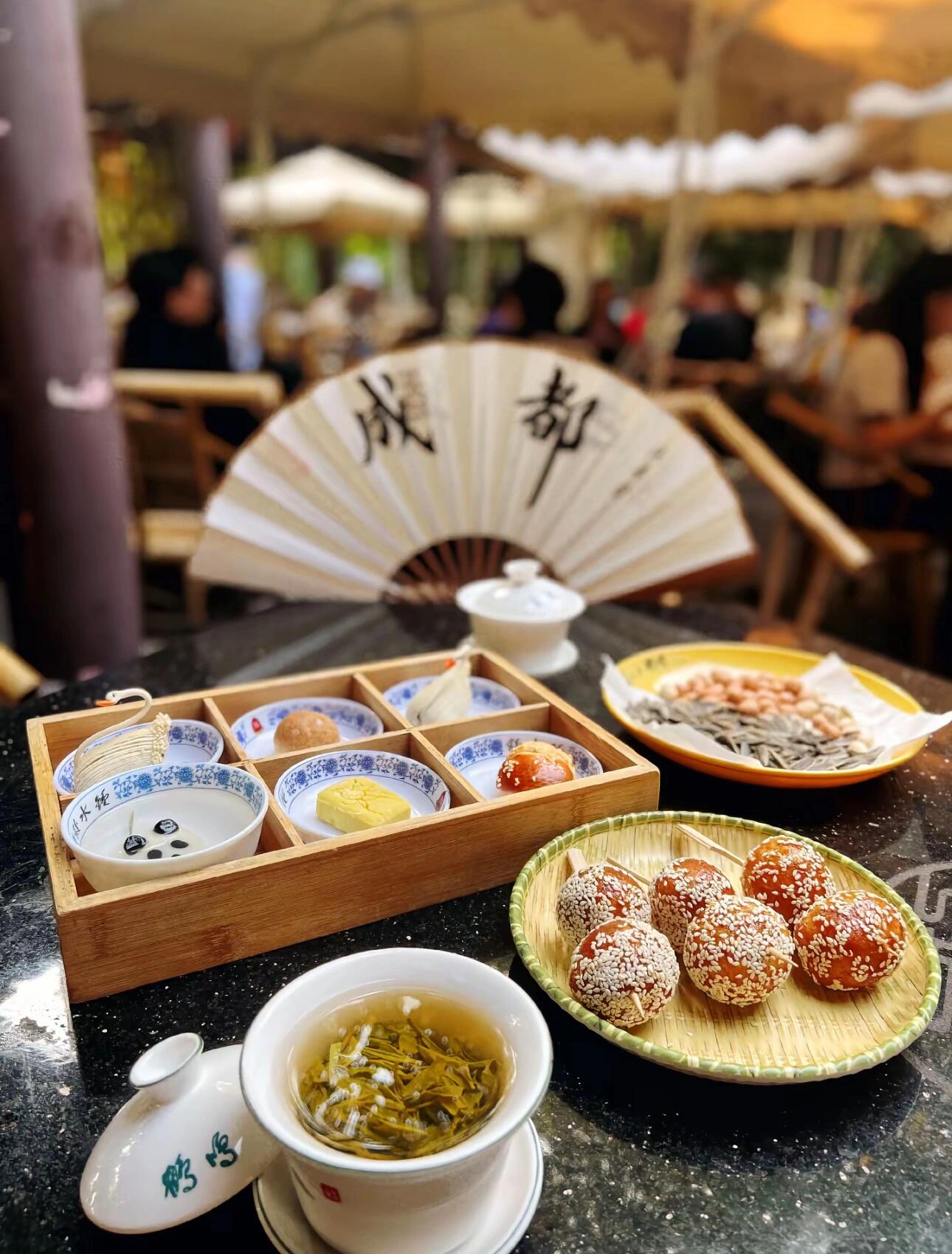 宽窄巷子游览指南美食与特色体验：盖碗茶、掷耳朵、川剧变脸、火锅、小吃推荐详解