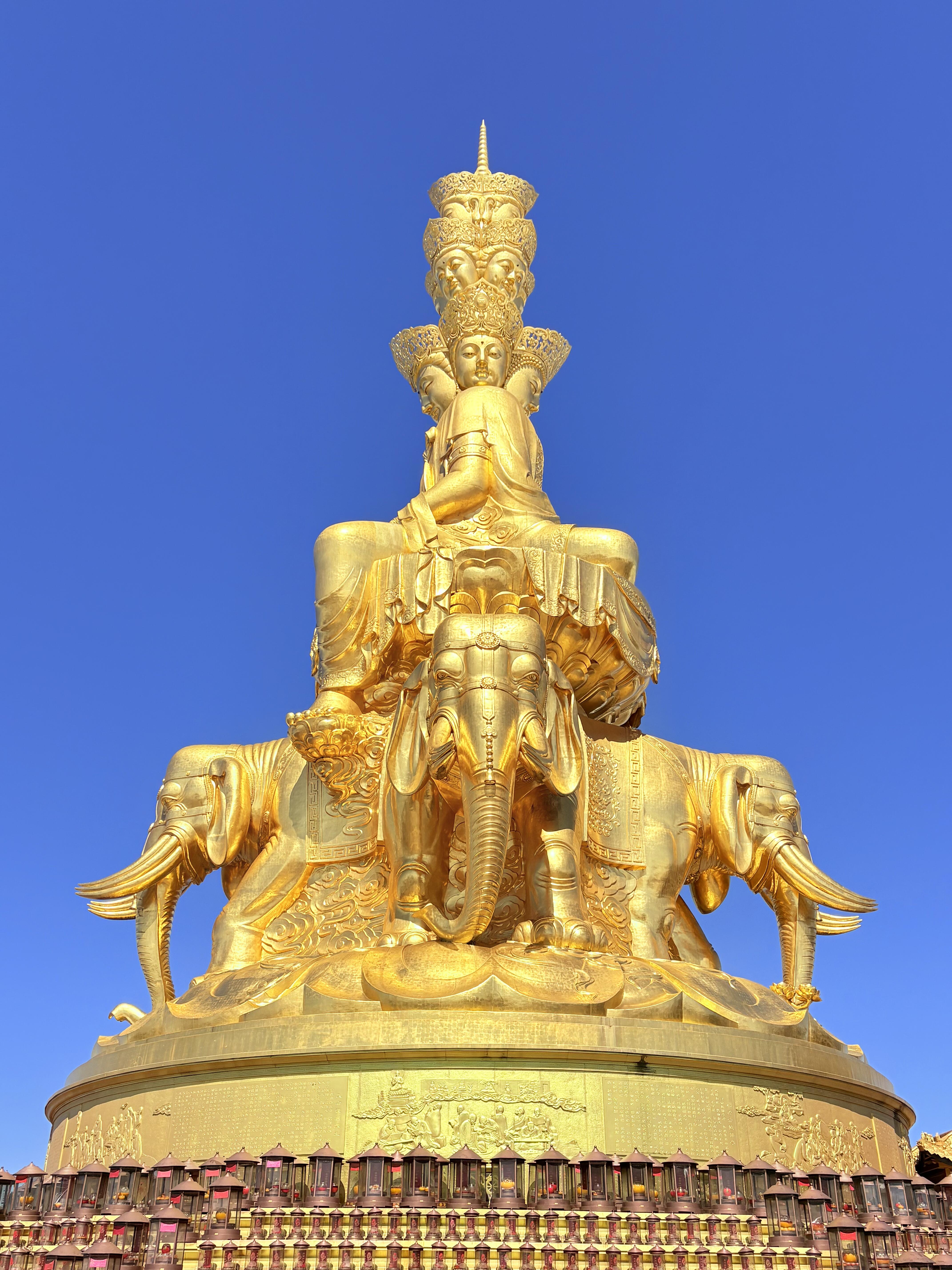 四川峨眉山旅游攻略：金顶、云海、索道、观光车与猴群全指南             