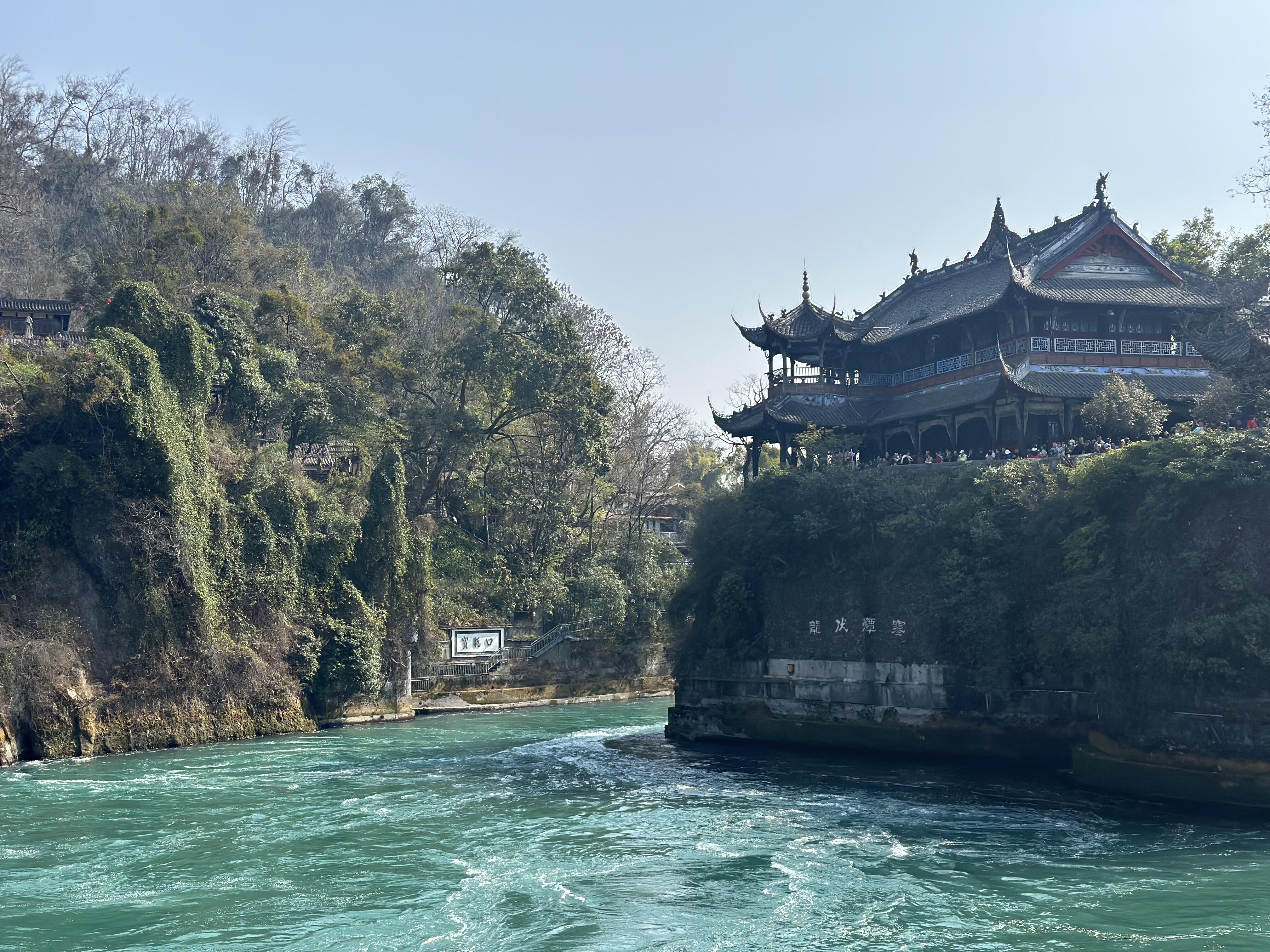 都江堰+青城山最佳旅游时间：清明放水节时间与青城山秋季银杏四季旅游攻略全解析