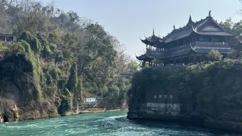 都江堰+青城山最佳旅游时间：清明放水节时间与青城山秋季银杏四季旅游攻略全解析
