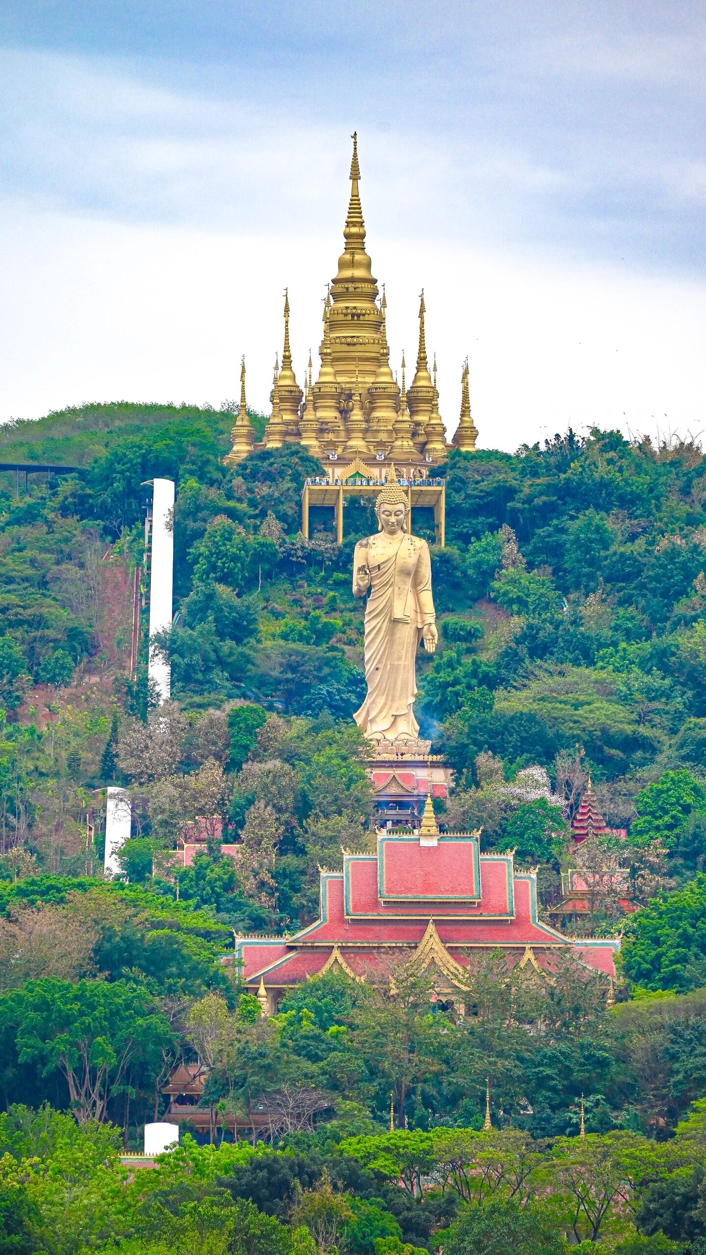 勐泐大佛寺行程攻略2026：西双版纳旅游周边组合玩法·曼听公园·告庄夜市全安排     