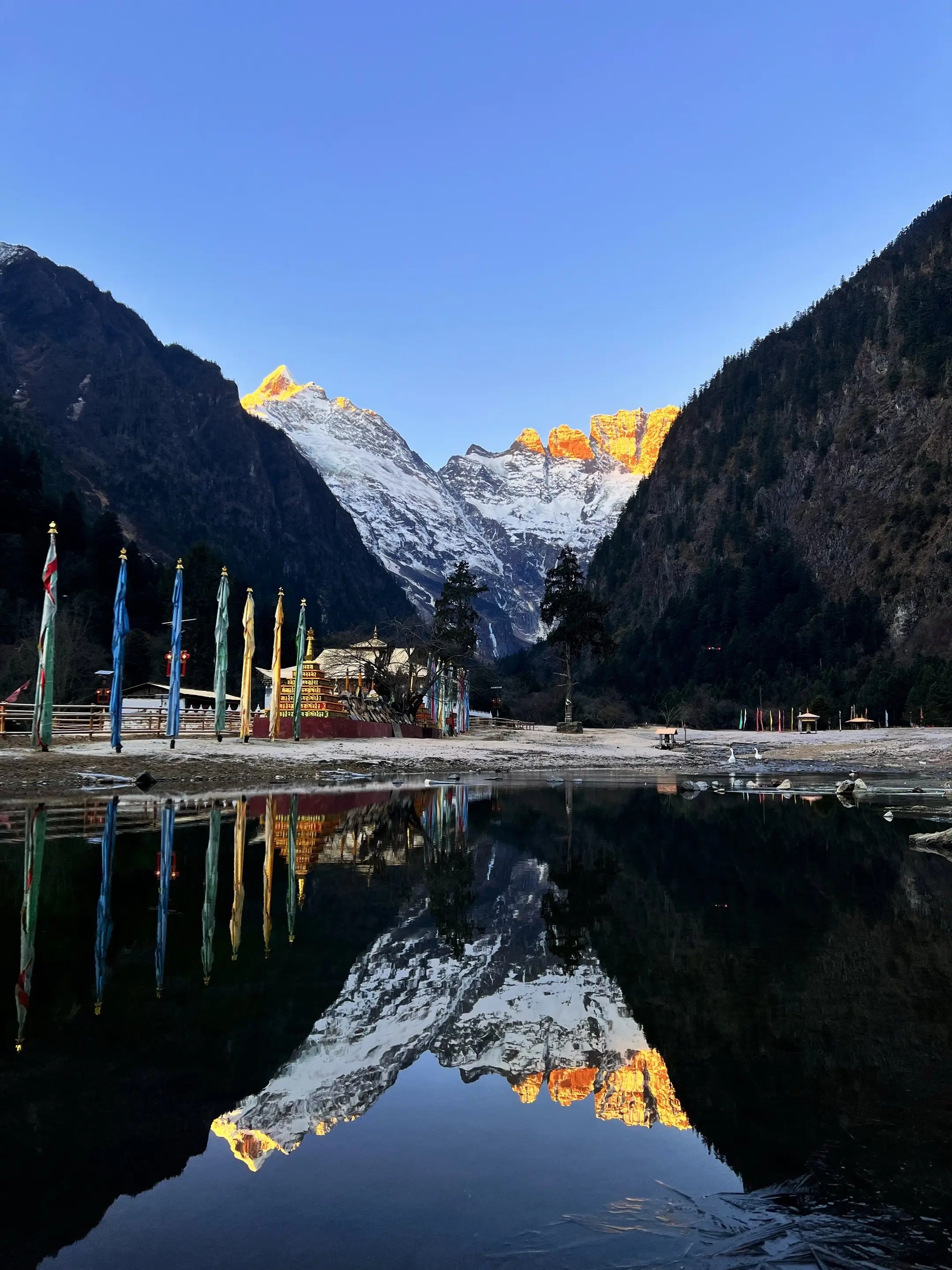 2026云南梅里雪山旅游攻略：核心景点、日照金山、交通住宿与行程推荐                 