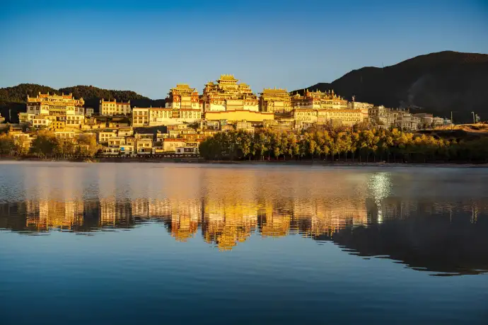 拉姆央措湖日出