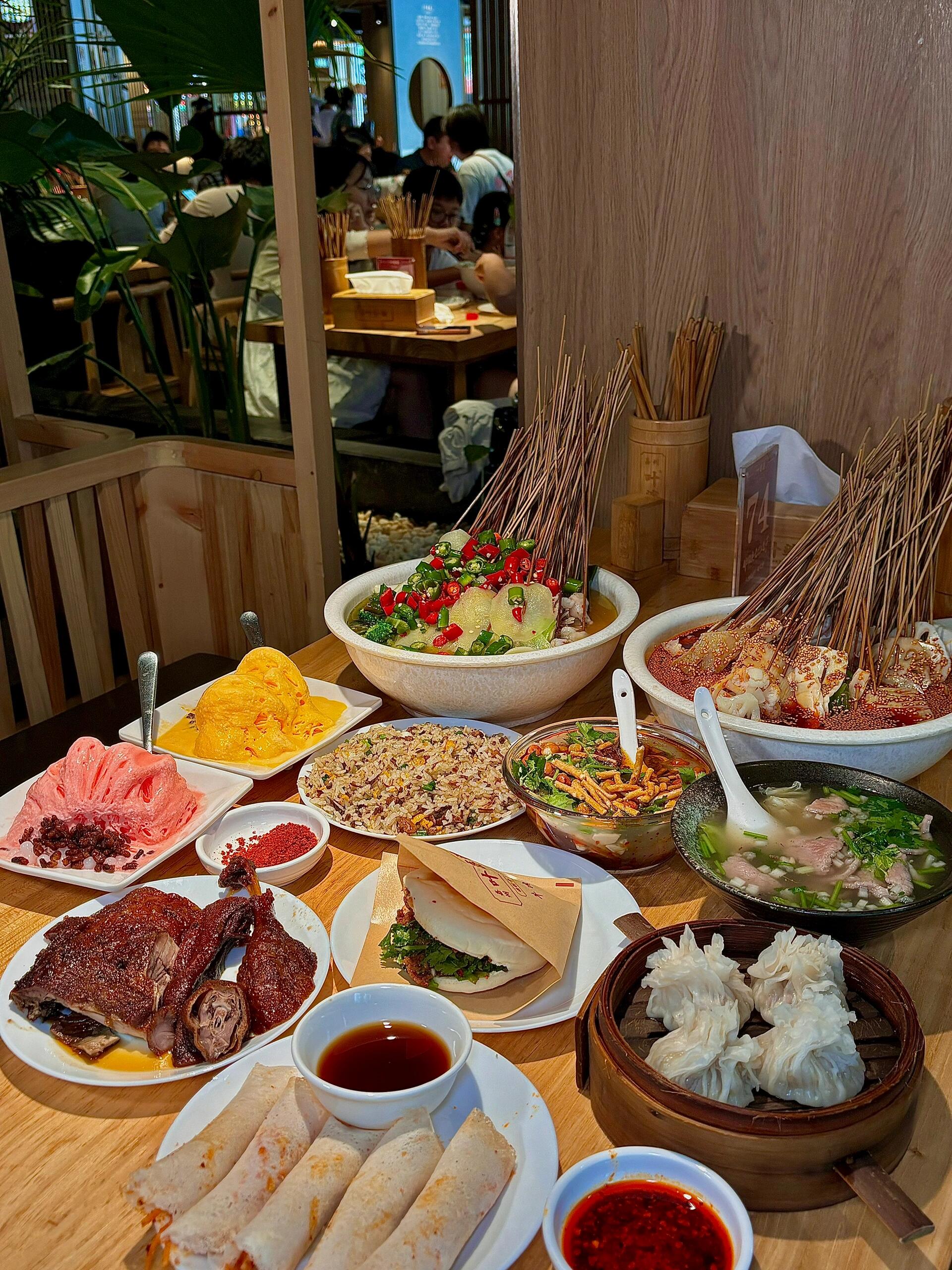 乐山美食与峨眉山特色餐饮全攻略：张公桥好吃街、翘脚牛肉及甜皮鸭必吃指南