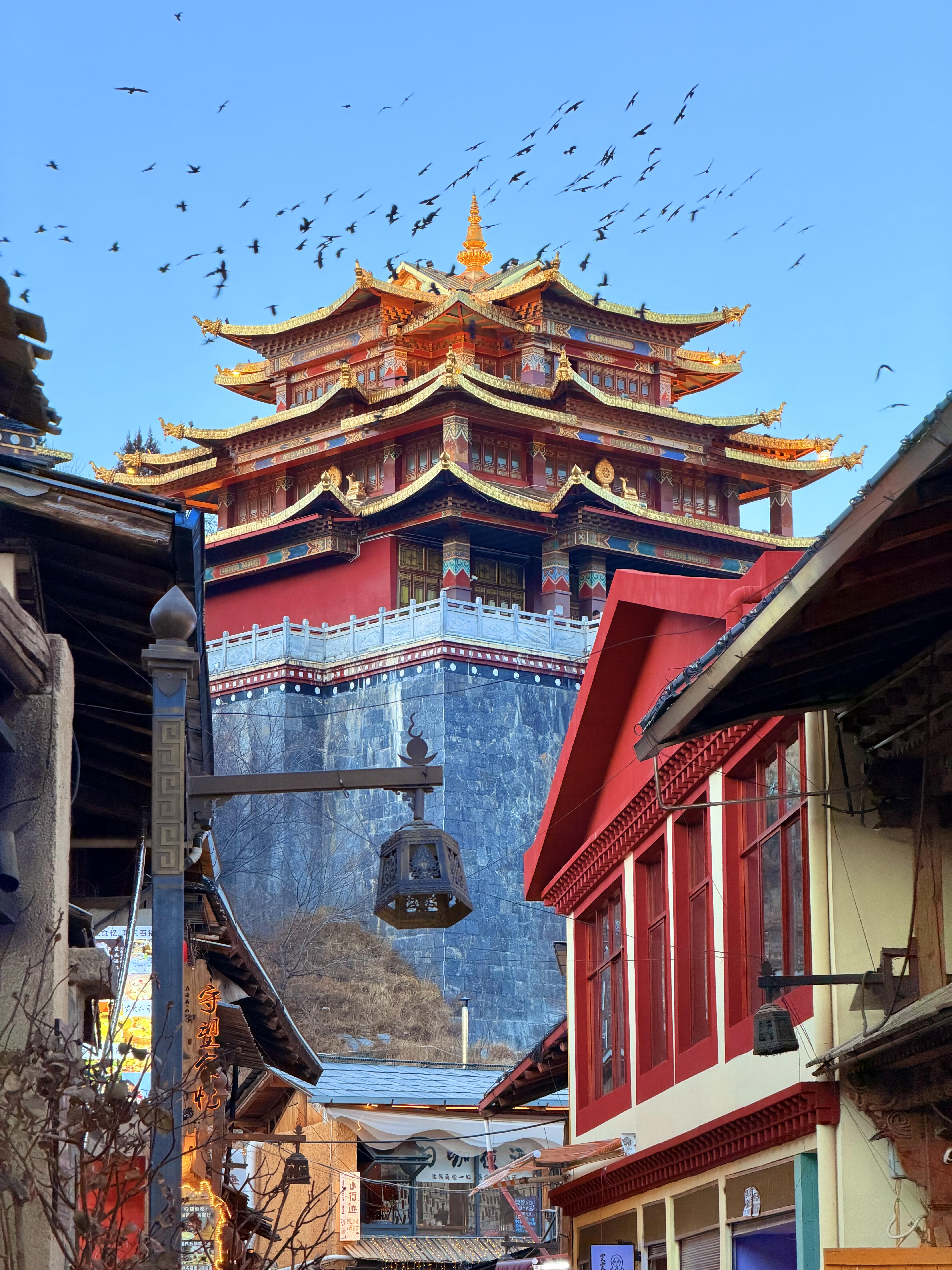 云南独克宗古城完整攻略2026：月光城·茶马古道·龟山转经筒与香格里拉旅游指南