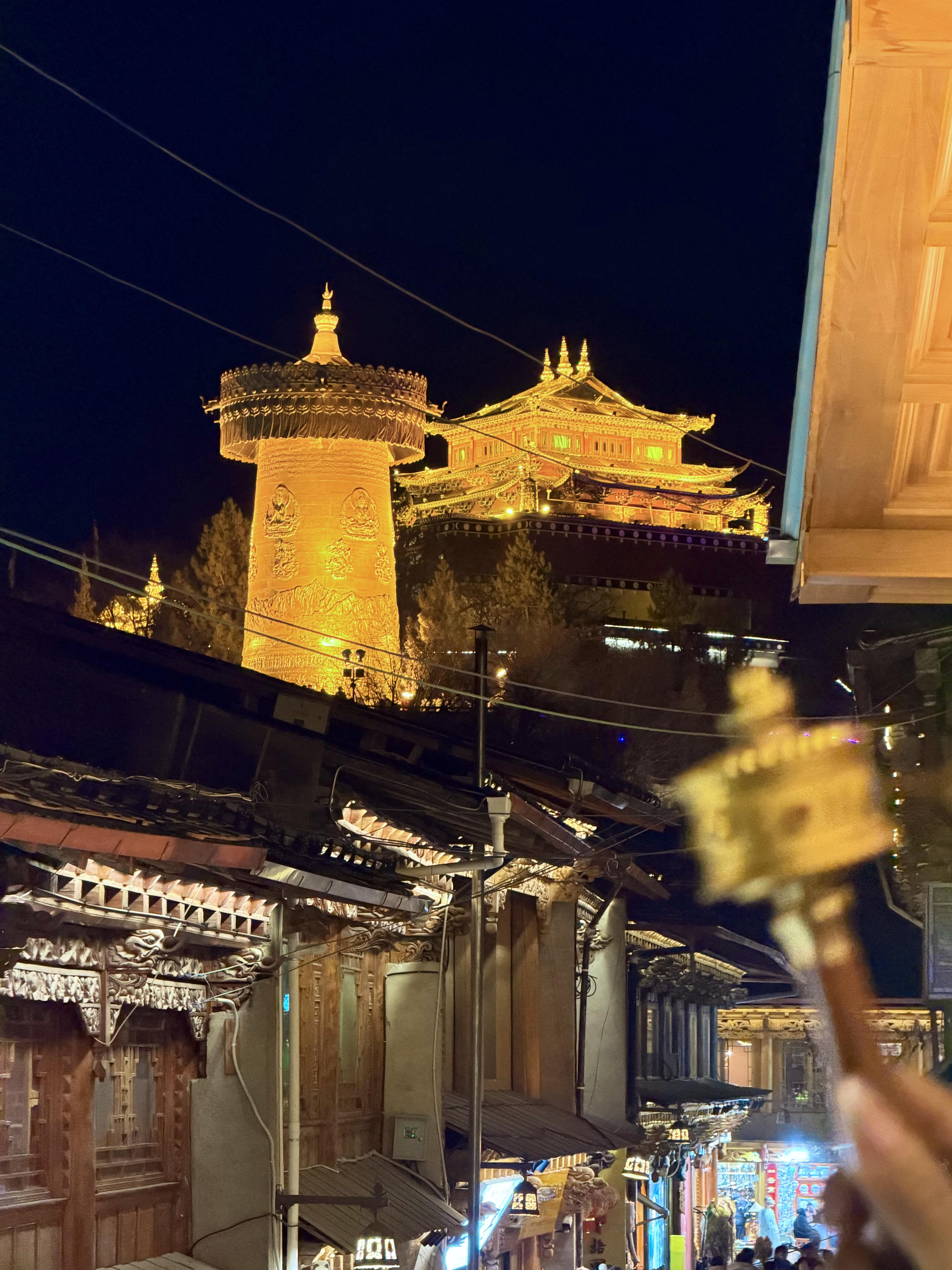 独克宗月光城漫步指南2026：街巷地图·月光广场·夜生活与香格里拉古城体验