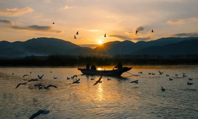 夕阳下的泸沽湖