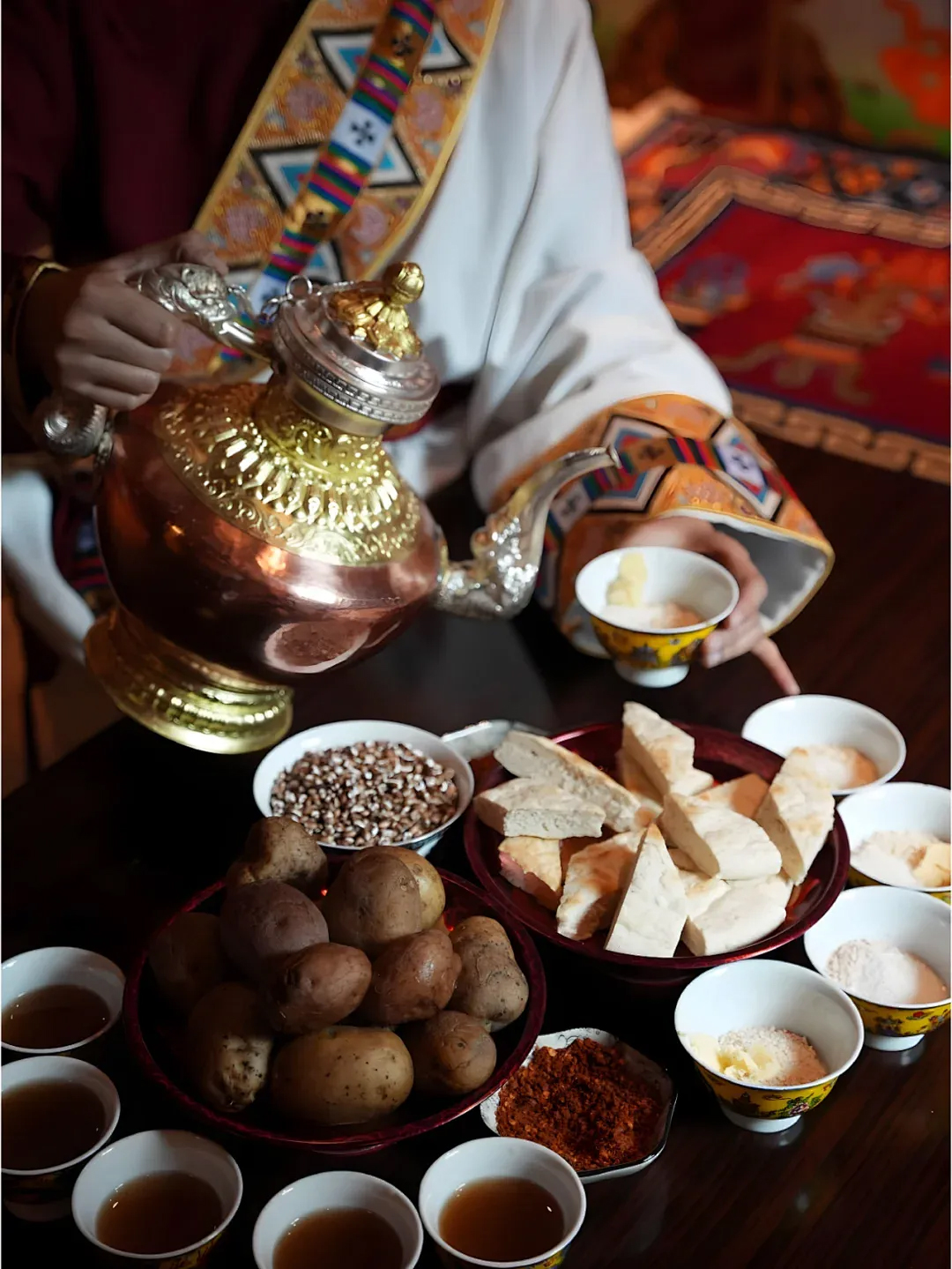 八廓街旅游：甜茶馆的享受与寻找美食攻略。在这里坐下来，感受拉萨的日常节奏