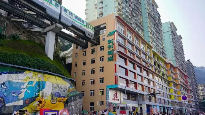 轻轨穿楼
