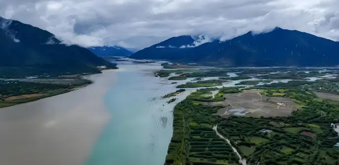 雅鲁藏布江尼洋河交汇